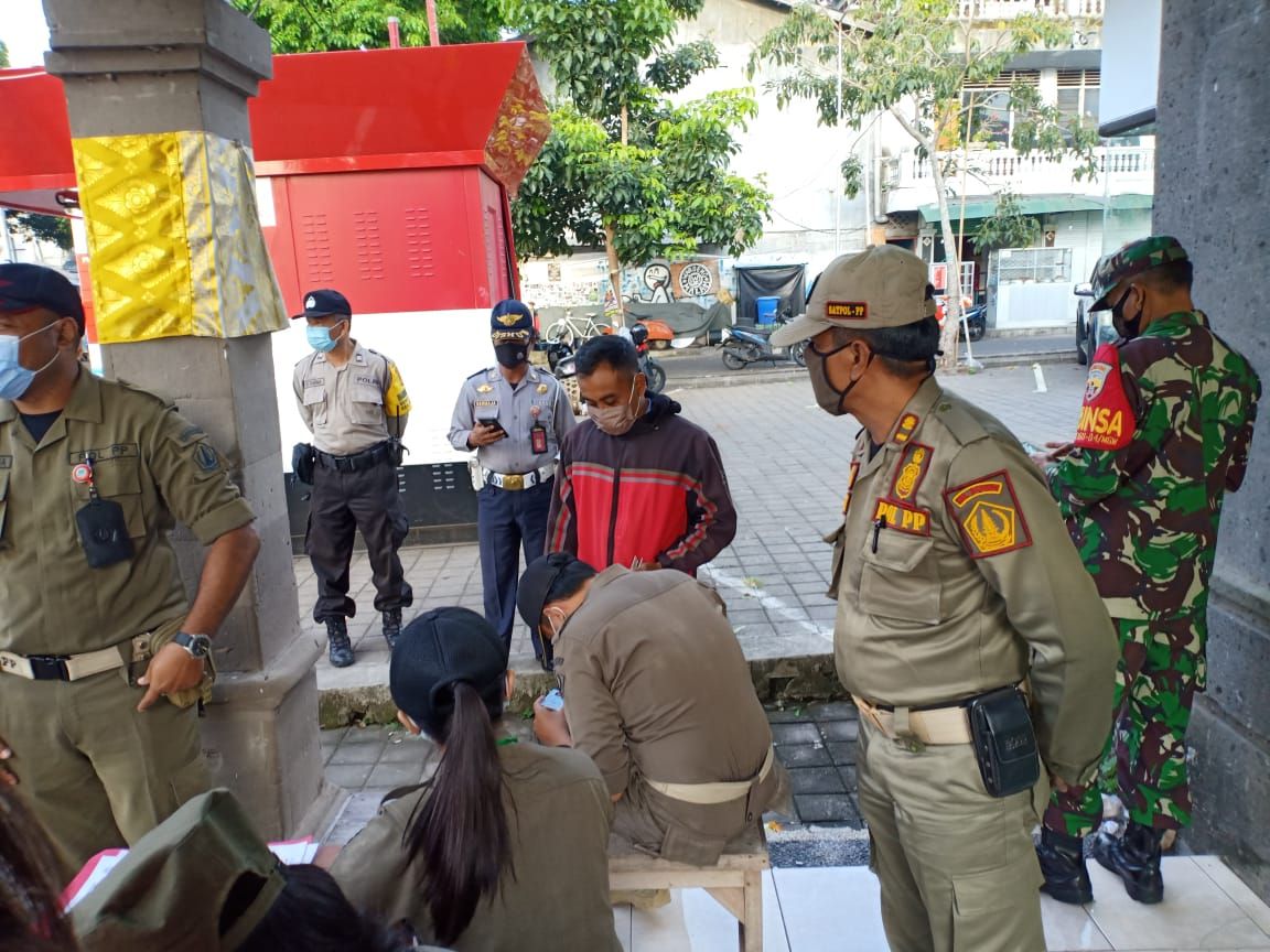 podiumnews.com-Tim Yustisi Badung Gelar Sidak Masker di Pasar Mengwi